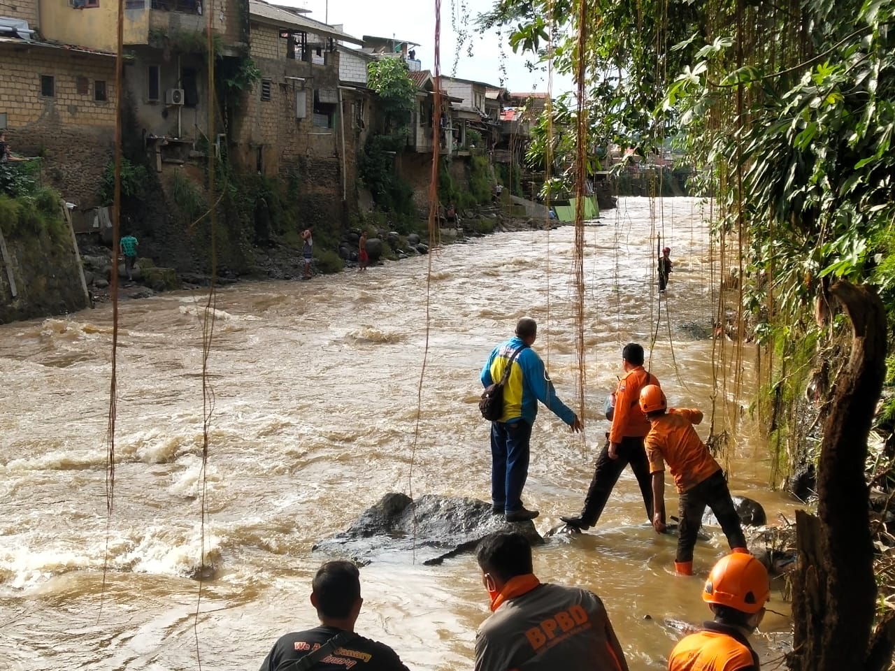 BPBD Hentikan Pencarian Jasad Bocah di Sungai Ciliwung