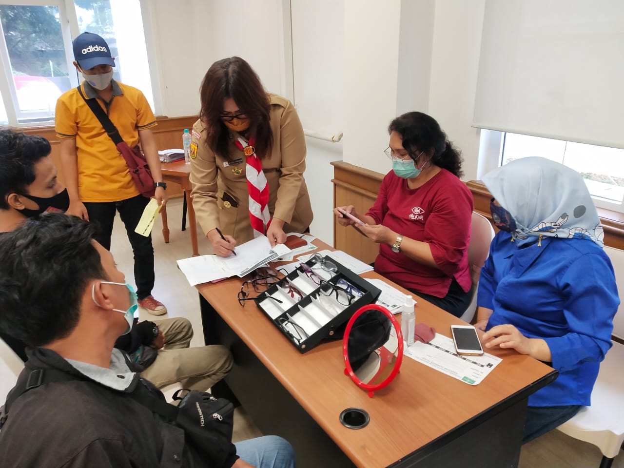 KWB dan Charityvision Berbagi Kacamata Gratis