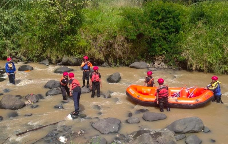 Bocah Yang Hanyut di Ciliwung Masih Dalam Pencarian