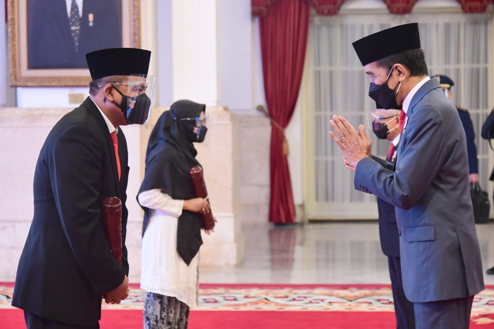 Presiden Jokowi Anugerahkan Bintang Jasa Kepada 335 Tokoh