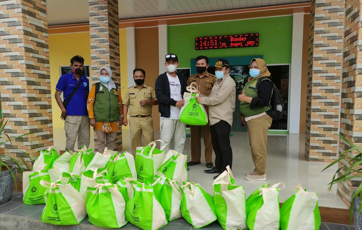 Terjun ke Lokasi Banjir, Kadinsos Serahkan Bantuan