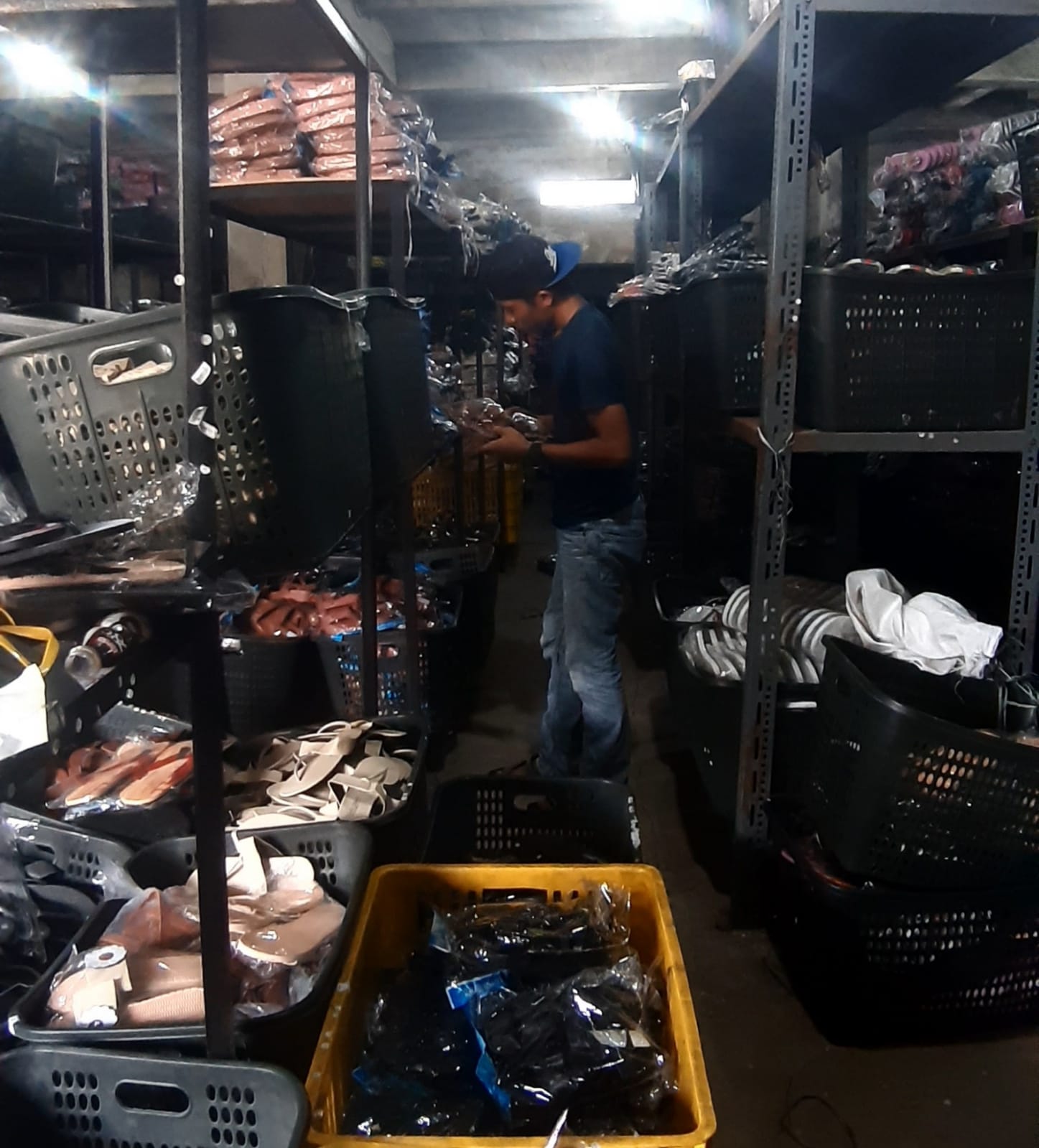 Akibat Pandemi Covid-19, Omset Usaha Sandal dan Sepatu Terjun Bebas