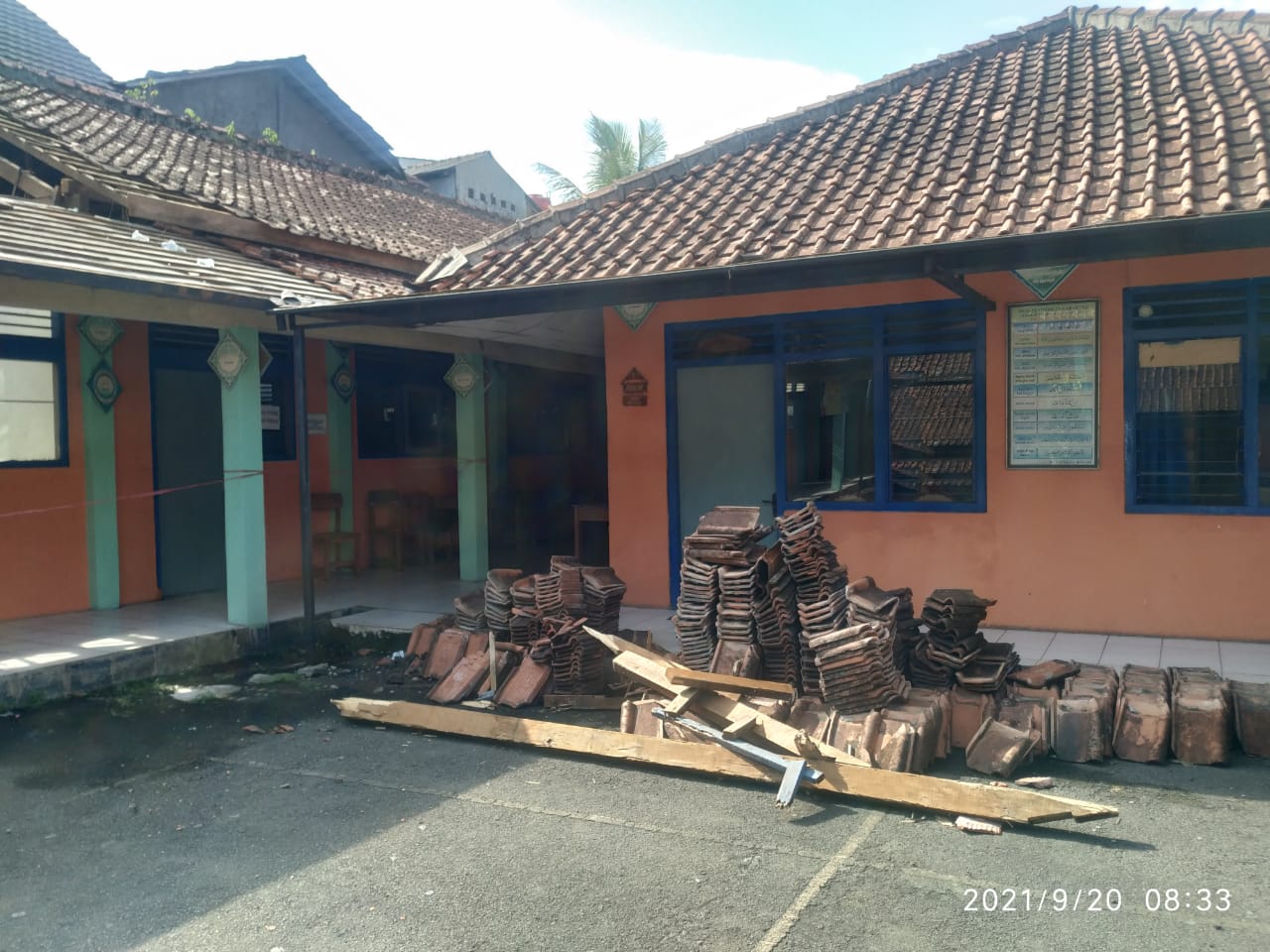 Gedung Sekolah Ambruk, Atang Pertanyakan Soal Gagal Lelang