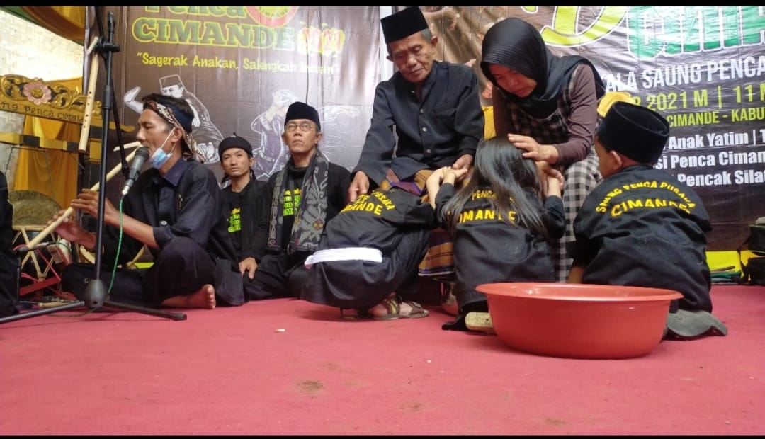 Penca Silat Pusaka Cimande Gelar Tradisi Basuh Kaki