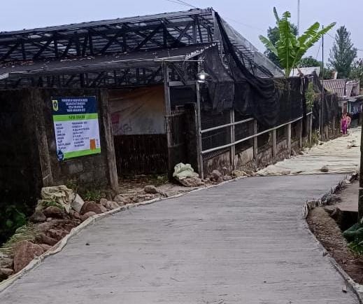 Dongkrak Perekonomian Warga, Pemdes Sukamantri Betonisasi Jalan Lingkungan