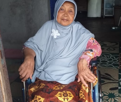 Lumpuh Setelah Menderita Sakit, Nenek Dedeh Dapat Bantuan Kursi Roda