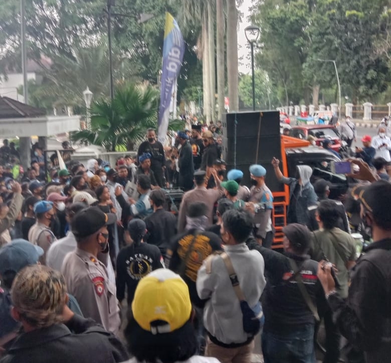 Ribuan Orang Kembali Kepung Balai Kota, Tuntut GLOW KRB Ditutup