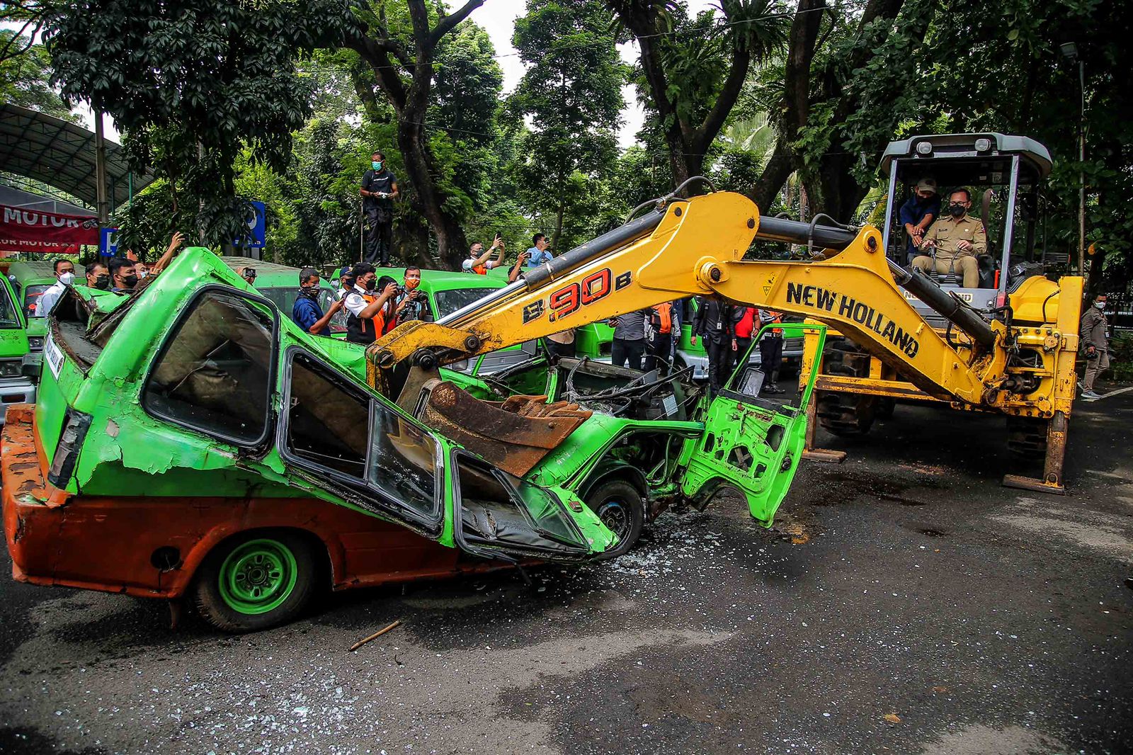 Wow! Bima Arya Hancurkan Puluhan Angkot