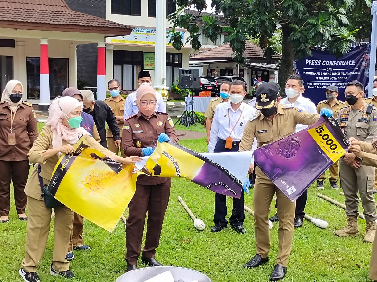 Satgas KTR Musnahkan Ratusan Spanduk Promosi  Rokok