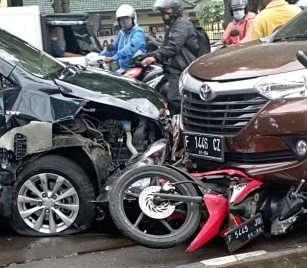 Ini Penyebab Kecelakaan Beruntun di Jalan Sudirman Air Mancur