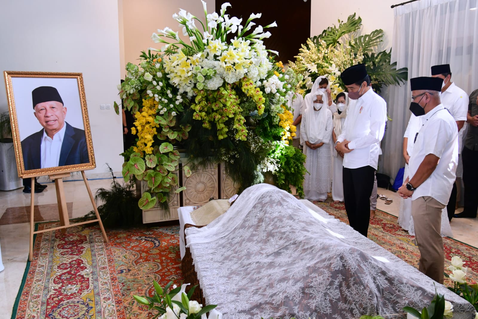 Presiden Jokowi Takziah ke Rumah Duka Almarhum Arifin Panigoro