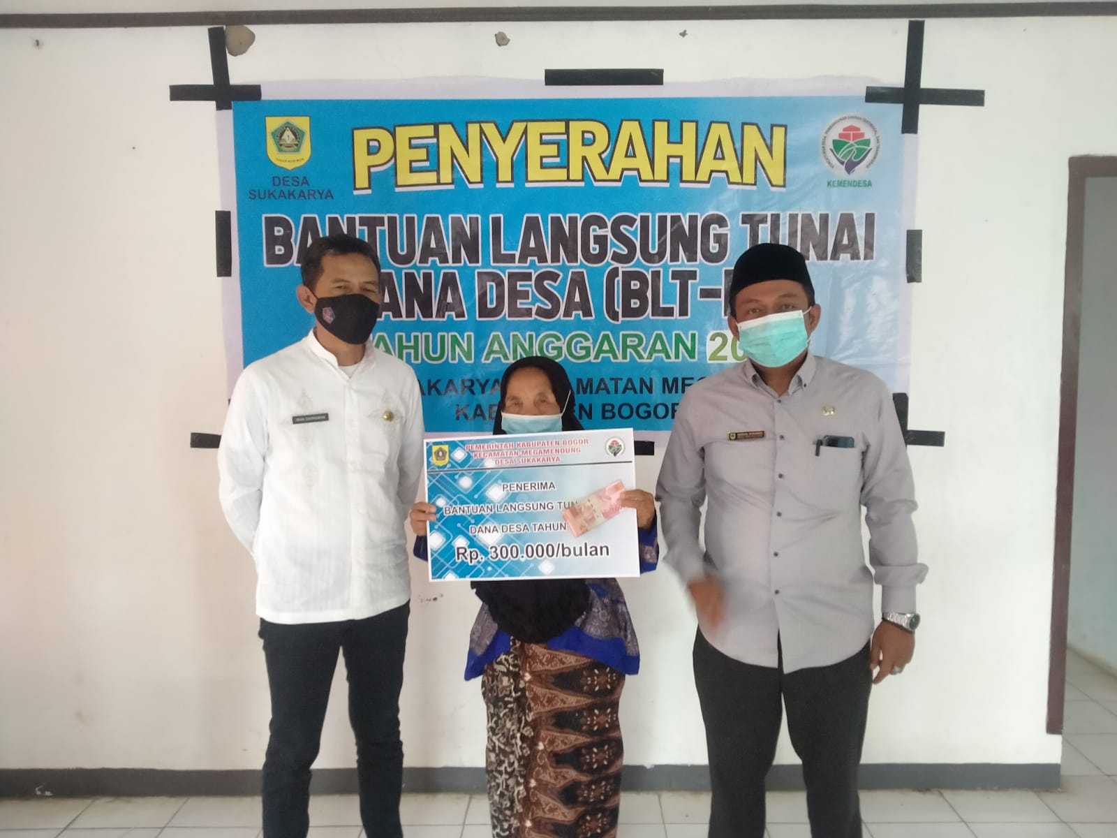 Desa Sukakarya Salurkan BLT Dana Desa Sekaligus Gebyar Vaksin 