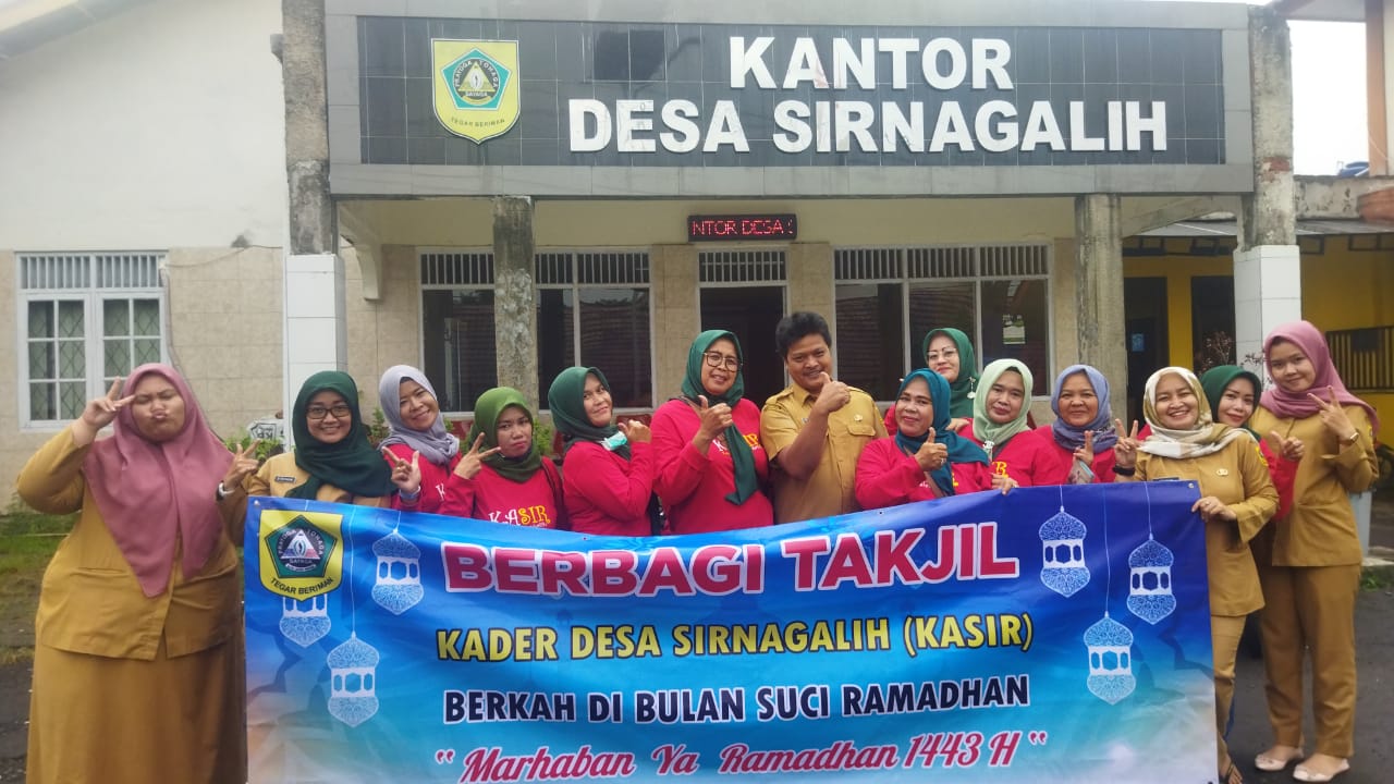 Kader Posyandu Desa Sirnagalih Berbagi 200 Paket Takjil