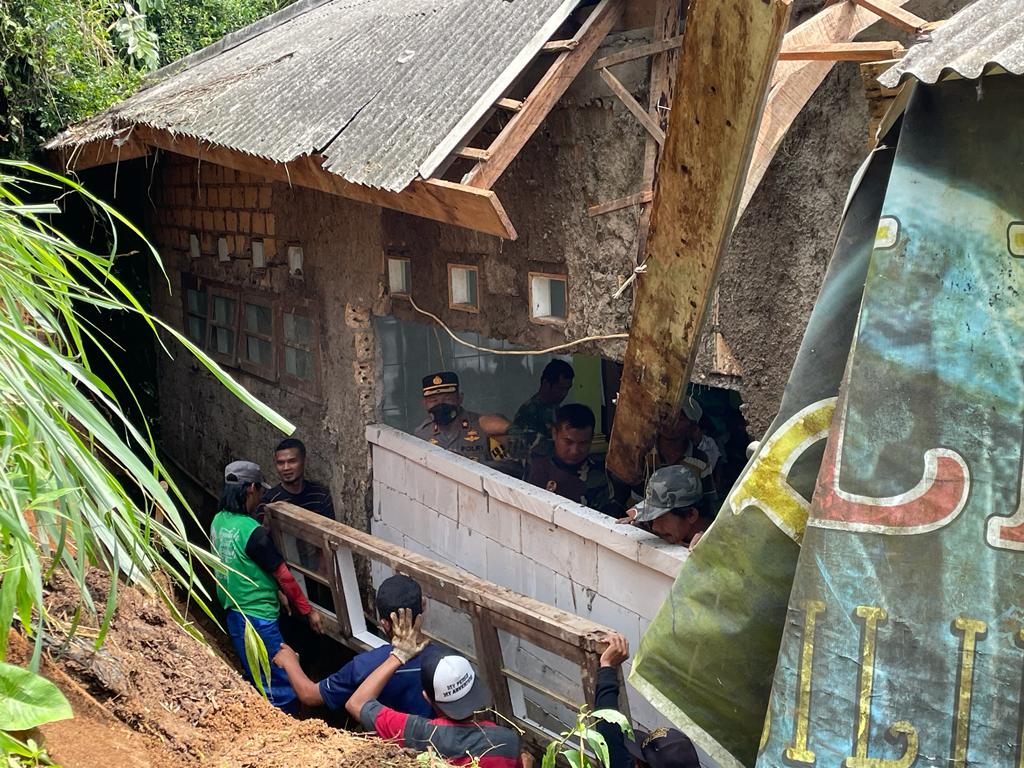 Masjid Al-Barokah Cisarua Tertimpa Longsor 