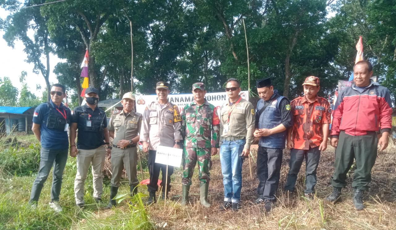 Moment HUT Bhayangkara ke 76, Polsek Tenjo Tanam Pohon 
