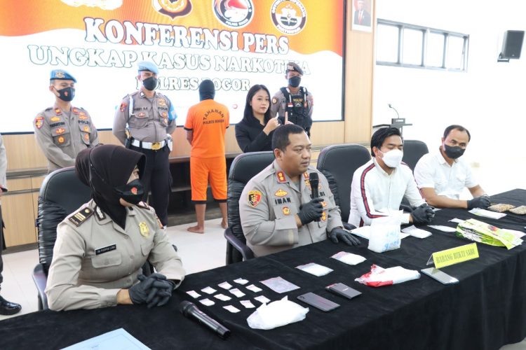 Polisi Bekuk Pengedar Narkoba dan Sita  Barang Bukti 1,3 Kilogram Sabu
