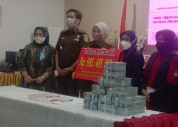 Kejari Kota Bogor Setorkan Uang Sitaan Dari Kasus Korupsi Dana BOS Rp985 Juta