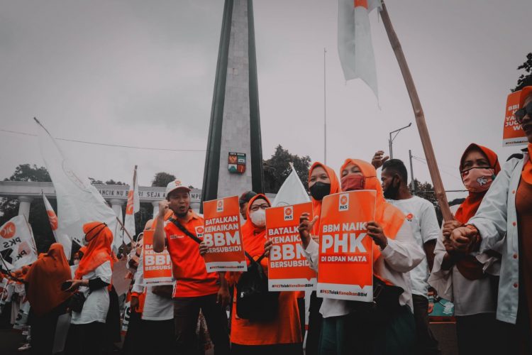 Tolak Kenaikan Harga BBM, PKS Bersama Rakyat Gelar Aksi Freeze Mob di Tugu Kujang