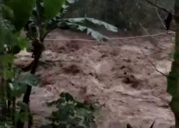 Wisatawan Terjebak Banjir Bandang di Kawasan Wisata Curug Nangka 
