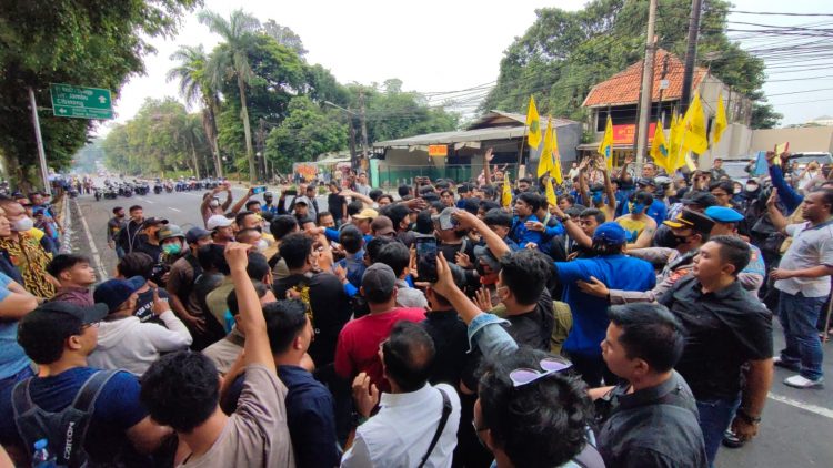 Demo Mahasiswa Tolak Kenaikan Harga BBM Dekat Istana Bogor Ricuh