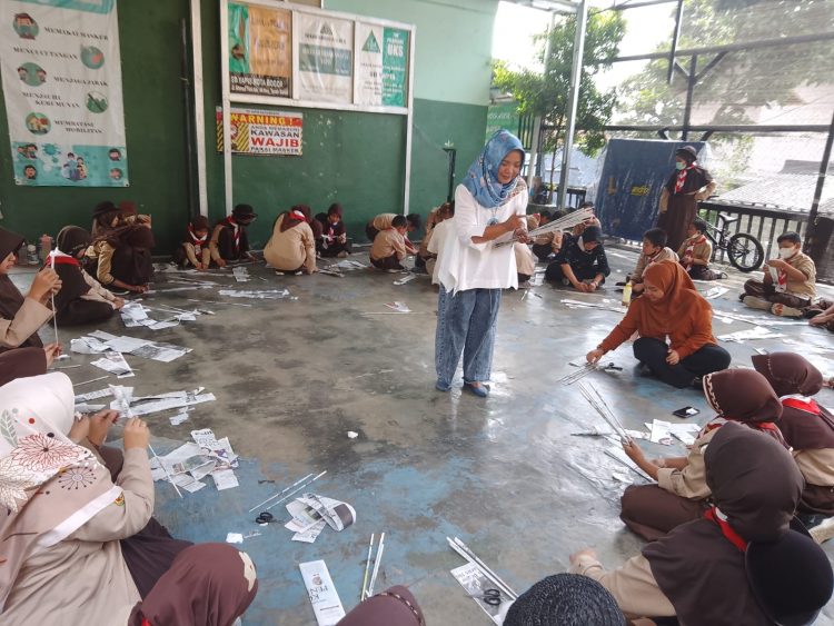 Peduli Lingkungan, Siswa SD Yapis Diajari Daur Ulang Sampah 