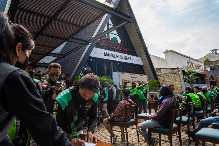 Kafe Cabin Bogor Berikan 1.000 Voucher BBM Kepada Para Driver Ojek Online