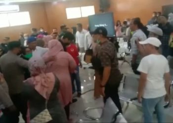 Tak Terima Putusan Hakim, Pendukung Ade Yasin Ngamuk Diruang Sidang