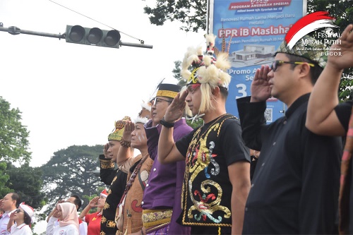 Direksi dan Dewas Perumda PPJ Upacara Bendera Gunakan Pakaian Adat