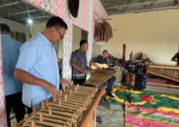 Kunjungi Saung Widitra, Plt Bupati Mainkan Angklung