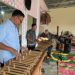 Kunjungi Saung Widitra, Plt Bupati Mainkan Angklung