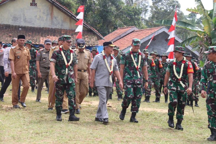 Sekda Kabupaten Bogor Tinjau TMMD di Cigudeg