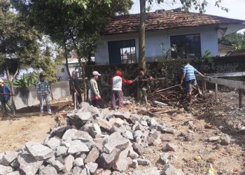 Pasca Banjir, Warga Cisarua Gotong Royong Perbaiki Drainase