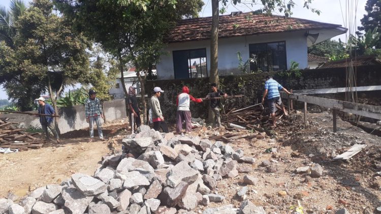 Pasca Banjir, Warga Cisarua Gotong Royong Perbaiki Drainase