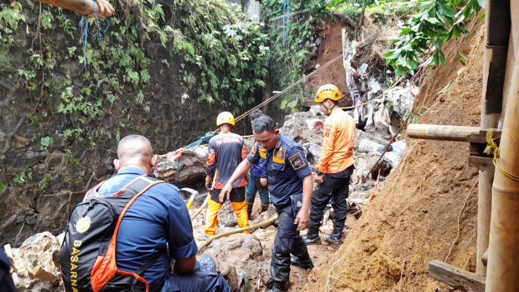 Tiga Orang Tertimbun Longsor, Satu Orang Tewas