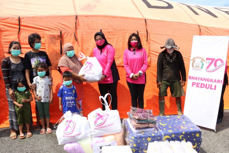 Bhayangkari Cabang Bogor Beri Bantuan Korban Longsor