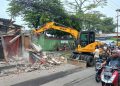 Satpol PP Bongkar Empat Bangunan Bodong Pakai Alat Berat
