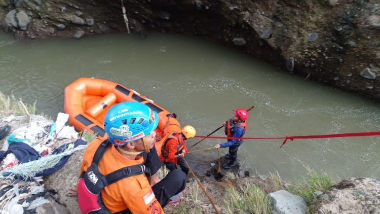 Lagi Asyik Berenang, Bocah 14 Tahun Hanyut di Sungai Ciliwung