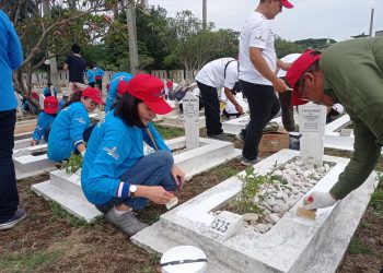 Ratusan Pegawai dan Pengelola Hotel di Bogor Percantik Taman Makam Pahlawan