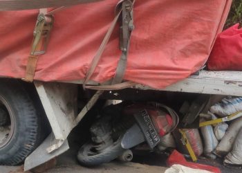 Akibat Mati Mesin, Sebuah Truk Mundur dan Gencet Sepeda Motor Hingga Ringsek