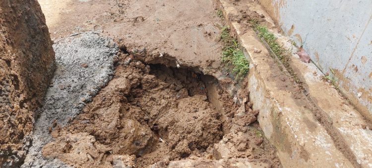 Drainase Rusak Akibat Galian Telkom Diprotes Warga