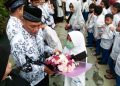 Peringati Hari Guru, Siswa Sdi Al Husna, Kota Bekasi Beri Hadiah Bunga dan Doa Bersama Korban Bencana Cianjur