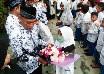 Peringati Hari Guru, Siswa Sdi Al Husna, Kota Bekasi Beri Hadiah Bunga dan Doa Bersama Korban Bencana Cianjur