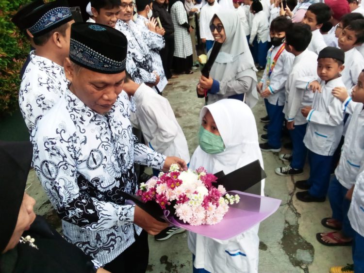 Peringati Hari Guru, Siswa Sdi Al Husna, Kota Bekasi Beri Hadiah Bunga dan Doa Bersama Korban Bencana Cianjur