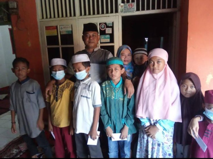 Ketua Perindo Pekayon Jaya Berikan Santunan dan Sembako Kepada Warga