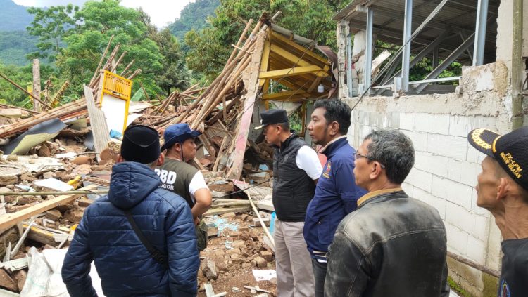Camat Bosel Giring Para Lurah Beri Bantuan Kepada Para Korban Gempa Cianjur