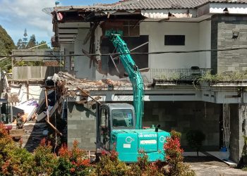 Satpol PP Bongkar Bangunan Bodong di Kawasan Puncak 