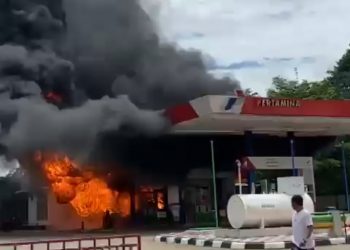 Sebuah Minibus Ludes Terbakar di SPBU Tenjo