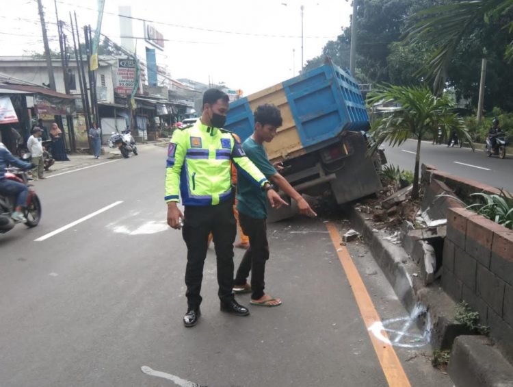 Hindari Sepeda Motor, Sebuah Truk Libas Pembatas Jalan dan Tiang Listrik