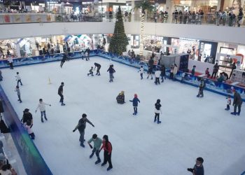 Meriahkan Libur Akhir Tahun, CCM Hadirkan Wahana Ice Skating 