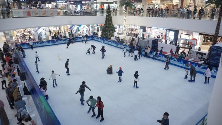 Meriahkan Libur Akhir Tahun, CCM Hadirkan Wahana Ice Skating 